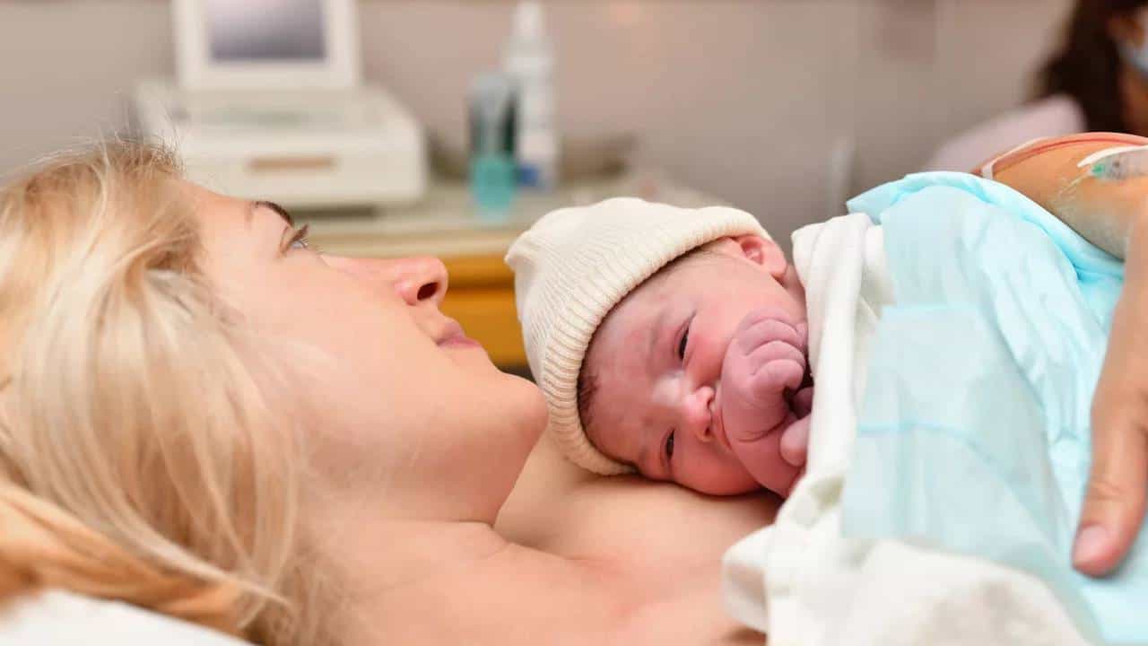 जेव्हा बाळ जन्माला येते त्याच्या किंकाळ्यांनी हॉस्पिटल दणाणून जाते. ते आपल्या इवल्या इवल्या डोळ्यांनी काय काय पाहत असेल याची आपल्याला नवलाई वाटते. बाळ जन्माला येते तेव्हा ते रडते. त्याला मागील जन्मातील घटना आठवतात. देव दिसतो असे म्हटले जाते. खरंच जन्मानंतर मुलांच्या मनात असं काही सुरू असतं का?