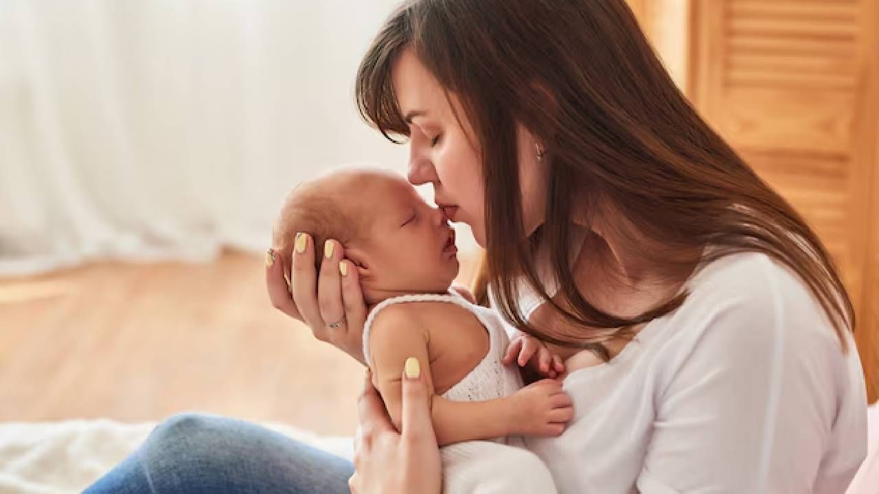 जन्मजात बाळाला फार दुरचे दिसत नाही. त्यांची नजर पक्की व्हायला वेळ लागतो. त्यांची दृष्टी जवळपास 8-12 इंच असते. त्यात त्याचा बुद्धीचा विकास झालेला नसल्याने त्याला भीती वाटणे सहाजिक असते