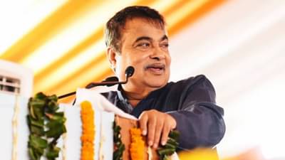 Nitin Gadkari : स्वत:ला लादून कोणी महान होऊ शकत नाही, केंद्रीय मंत्री नितीन गडकरी यांची जोरदार फटकेबाजी, कुणाला लगावले टोले?