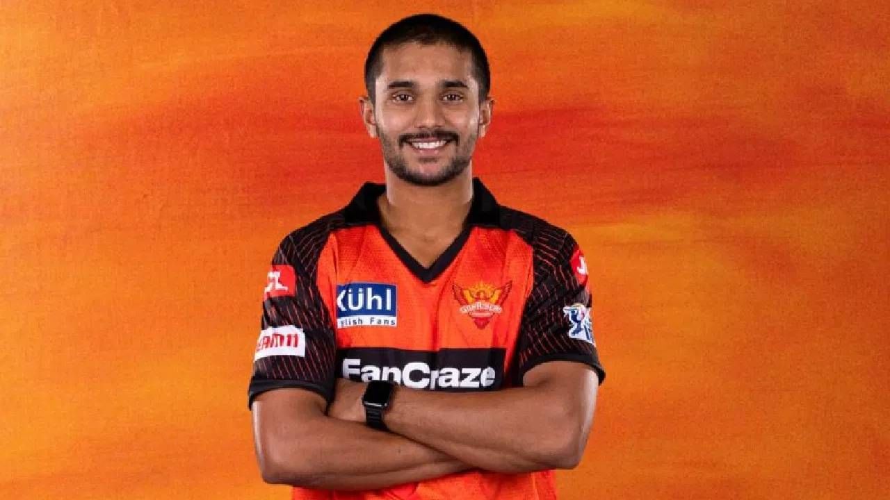 नितीश कुमार रेड्डी याने 2023 मध्ये आयपीएल कारकिर्दीला सुरुवात केली. सनरायझर्स हैदराबाद संघात निवड होऊन पदार्पण करणारा तरुण अष्टपैलू खेळाडू ठरला. गेल्या तीन हंगामांपासून एसआरएच संघाचा भाग आहे. गेल्या दोन हंगामांपासून तो सनरायझर्स हैदराबादच्या प्लेइंग इलेव्हनचा कायमचा सदस्य आहे.(फोटो- टीव्ही 9 नेटवर्क कन्नड)