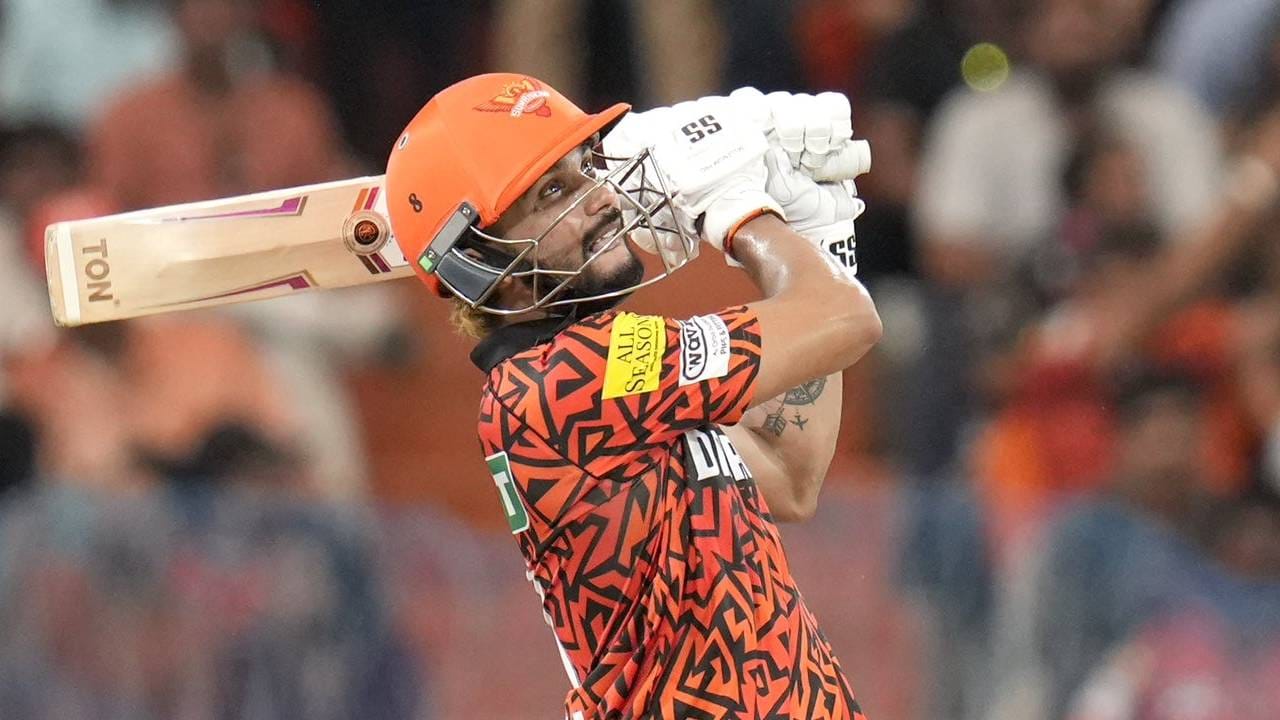 'मी सनरायझर्स हैदराबाद संघ सोडणार आहे ही फक्त अफवा आहे. मला नेहमीच एसआरएच संघाचा भाग व्हायचे होते. मी या संघासोबतच राहीन.' असे नितीश कुमार रेड्डी यांनी स्पष्ट केले आहे. येत्या हंगामातही नितीश कुमार रेड्डी हा एसआरएच संघात दिसणार आहे. (फोटो- नितीशकुमार रेड्डी ट्वीटर)