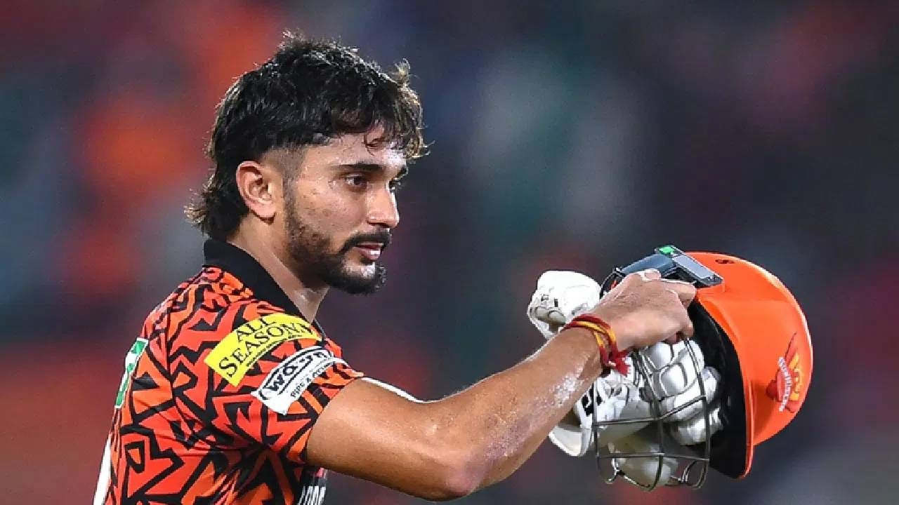 सनरायझर्स हैदराबादकडून आतापर्यंत 28 सामने खेळलेल्या नितीश कुमार रेड्डी यांनी एकूण 485 धावा केल्या आहेत. या काळात त्यांनी २ अर्धशतके झळकावली आहेत. त्यांनी 139 चेंडू टाकले आहेत आणि एकूण 5 विकेट्स घेतल्या आहेत. (फोटो- टीव्ही 9 नेटवर्क कन्नड)