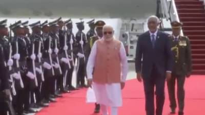 PM Modi in Maldive : भाऊंचा दणकाच असा की....मालदीवच सगळं कॅबिनेट PM मोदींच्या स्वागताला एअरपोर्टवर उतरलं VIDEO