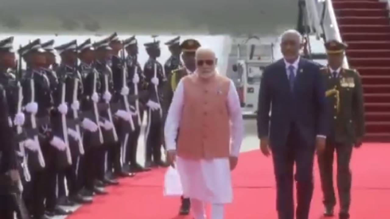 PM Modi in Maldive : भाऊंचा दणकाच असा की....मालदीवच सगळं कॅबिनेट PM मोदींच्या स्वागताला एअरपोर्टवर उतरलं VIDEO