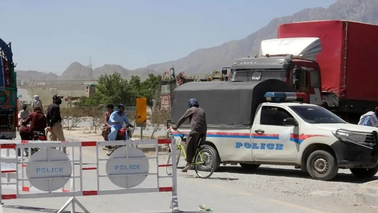 पाकिस्तानमधील बलुचिस्तानमध्ये मोठा हल्ला, बसमधील प्रवाशांचे अपहरण करुन सर्वांना घातल्या गोळ्या पाकिस्तानमधील बलुचिस्तानमध्ये मोठा हल्ला, बसमधील प्रवाशांचे अपहरण करुन सर्वांना घातल्या गोळ्या