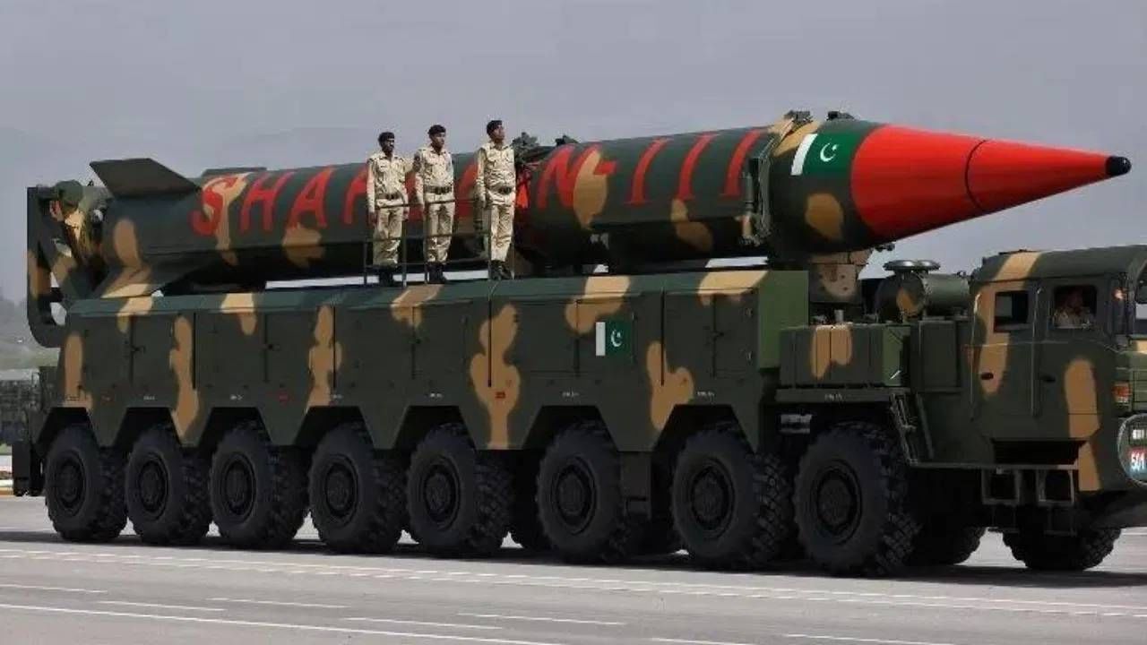 पाकिस्तानने आपल्याच मिसाइलने स्वत:च्या देशात घडवला असता मोठा अणवस्त्र अपघात, थोडक्यात वाचले, काय घडलं ते वाचा पाकिस्तानने आपल्याच मिसाइलने स्वत:च्या देशात घडवला असता मोठा अणवस्त्र अपघात, थोडक्यात वाचले, काय घडलं ते वाचा