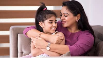 मुलांसोबत मजबूत मैत्रीचं नातं निर्माण करण्यासाठी या 7 टिप्स करा फॉलो