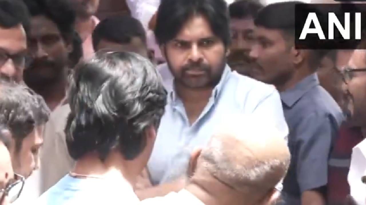 आंध्र प्रदेशचे उपमुख्यमंत्री आणि दाक्षिणात्य अभिनेते पवन कल्याणसुद्धा अंत्यविधीला पोहोचले. कोटा श्रीनिवास राव यांनी त्यांच्या जवळपास चार दशकांच्या कारकिर्दीत तब्बल 750 हून अधिक चित्रपटांमध्ये काम केलंय. खलनायकी भूमिकांसाठी ते विशेष ओळखले जायचे.