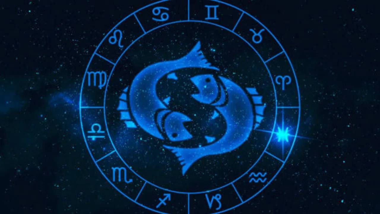 मीन रास (Pisces) - जुलै महिन्यात मीन राशीच्या लोकांची प्रलंबित कामे पूर्ण होतील. आर्थिक स्थिती मजबूत होईल. नात्यांमध्ये गोडवा राहील. आरोग्यात सुधारणा शक्य आहे. तुम्ही आध्यात्मिक प्रगतीच्या मार्गावर पुढे जाऊ शकता, तुम्हाला मानसिक शांती मिळेल. भाग्यवान रंग निळा असेल आणि भाग्यवान क्रमांक 1 असेल. (डिस्क्लेमर : वरील माहिती उपलब्ध स्रोतावरून देण्यात आलेली आहे. याच्या तथ्यांबद्दल आम्ही कुठलाही दावा करीत नाही, तसेच अंधश्रद्धेला दुजोरा देत नाही)