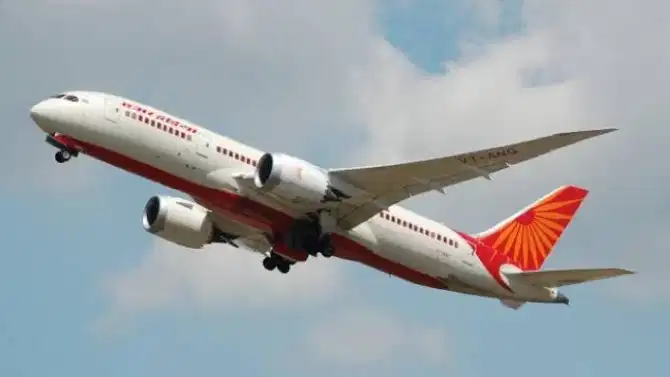 मोठी बातमी! दिल्ली विमानतळावर अपघात, एअर इंडियाच्या विमानाला लागली आग