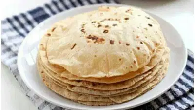 पावसाळ्यात कोणत्या पिठाची पोळी खाणे आरोग्यास ठरेल फायदेशीर, जाणून घ्या आहारतज्ञांकडून