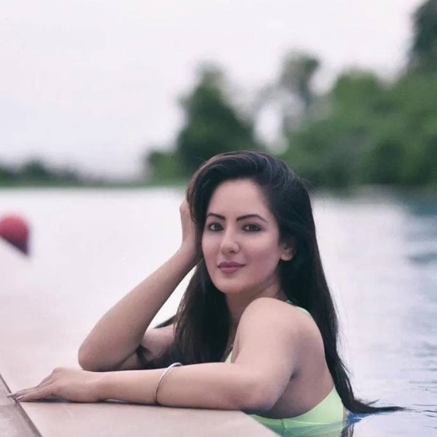 पूजाने सांगितलं की, तिच्या पहिल्या पतीसोबतचं नातं हळूहळू विखुरत गेलं. "मी जेव्हा कुणालला भेटले, तेव्हा माझ्या आणि माझ्या पहिल्या पतीमध्ये फक्त औपचारिक नातं उरलं होतं. आम्ही कधीच एकमेकांसाठी योग्य नव्हतो. ते लग्न फक्त तीन वर्षं टिकलं, आणि मग आम्ही वेगळे झालो," असं ती म्हणाली.