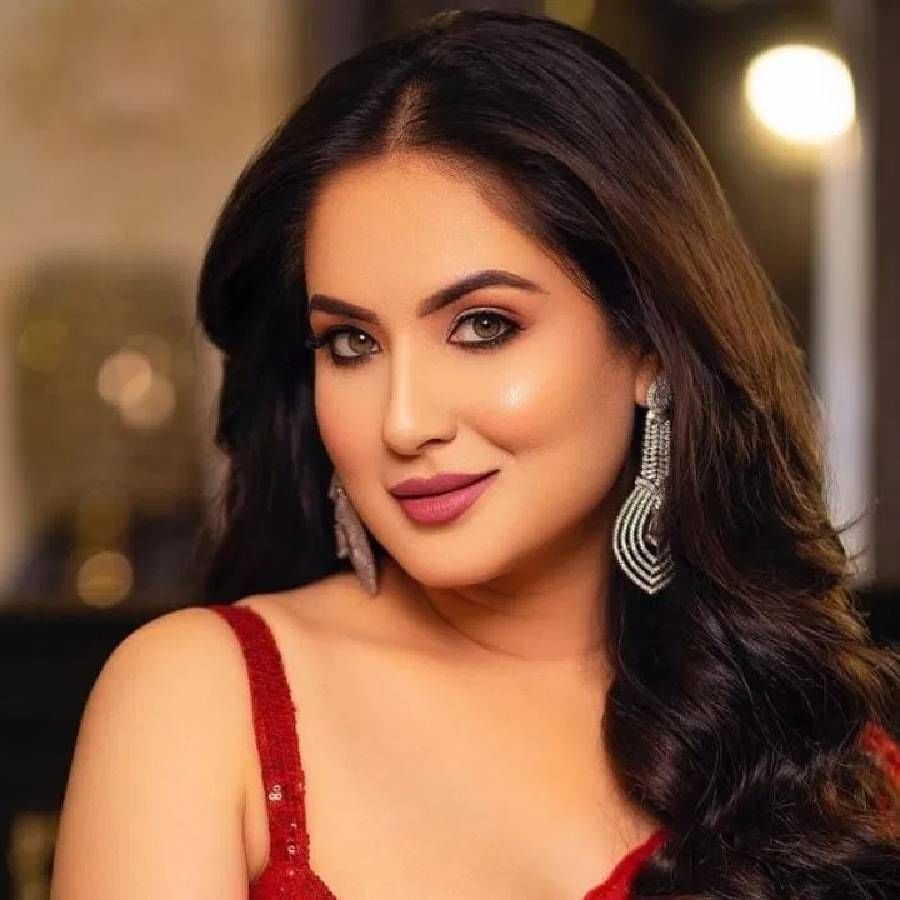 पूजाने आणखी एक खळबळजनक खुलासा केला की, तिचा पहिला पती लग्नादरम्यान दुसऱ्या कोणाला तरी डेट करत होता. "मी घरी यायचे तेव्हा तो माझ्याकडे नीट पाहायचाही नाही," असं तिने सांगितलं. या सगळ्या घटनांनंतरही तिच्या पहिल्या पतीने तिच्याशी संपर्क साधण्याचा प्रयत्न केला, पण तोपर्यंत त्यांच्यातील सगळं संपलं होतं, असं पूजा म्हणाली.