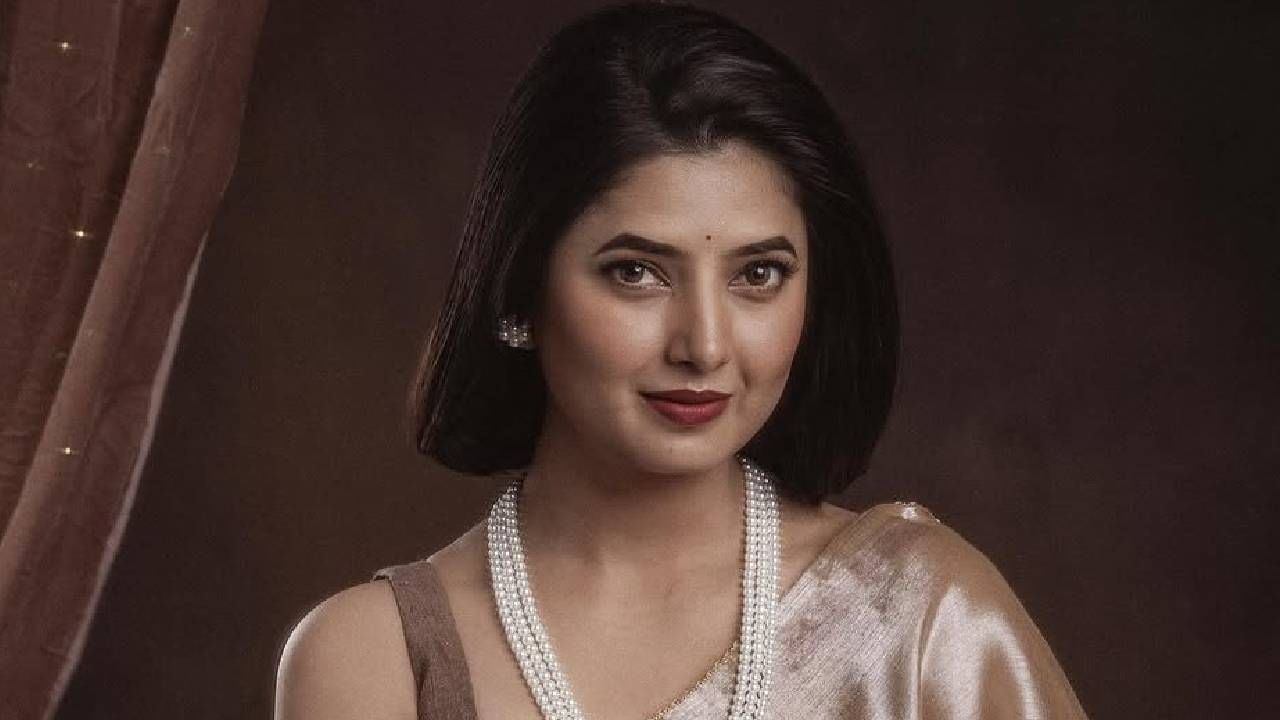 प्राजक्ताच्या फरसाण खाण्यावरून भन्नाट मीम्ससुद्धा सोशल मीडियावर व्हायरल झाले आहेत. इतकंच नव्हे तर सोशल मीडियावर तिच्या फोटोंच्या कमेंटमध्ये अनेकदा नेटकरी फरसाणचा उल्लेख करून तिची मस्करी करतात. 
