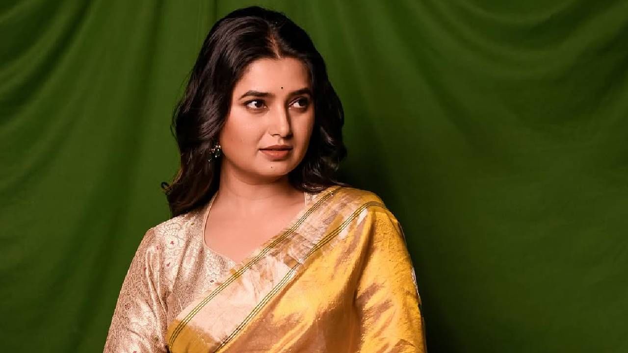 'महाराष्ट्राची हास्यजत्रा' या कार्यक्रमात अनेकदा प्राजक्ताच्या फरसाण खाण्यावरून ट्रोल करण्यात आलं. त्यावर प्रतिक्रिया देताना ती म्हणाली, "मी फरसाण खाते, पण जेव्हा हास्यजत्रेमुळे मी फरसाण खात असल्याचं ग्लॉरिफाय केलं गेलं, तेवढं मी खात नाही. त्याचं प्रमाण खूप कमी असतं." 
