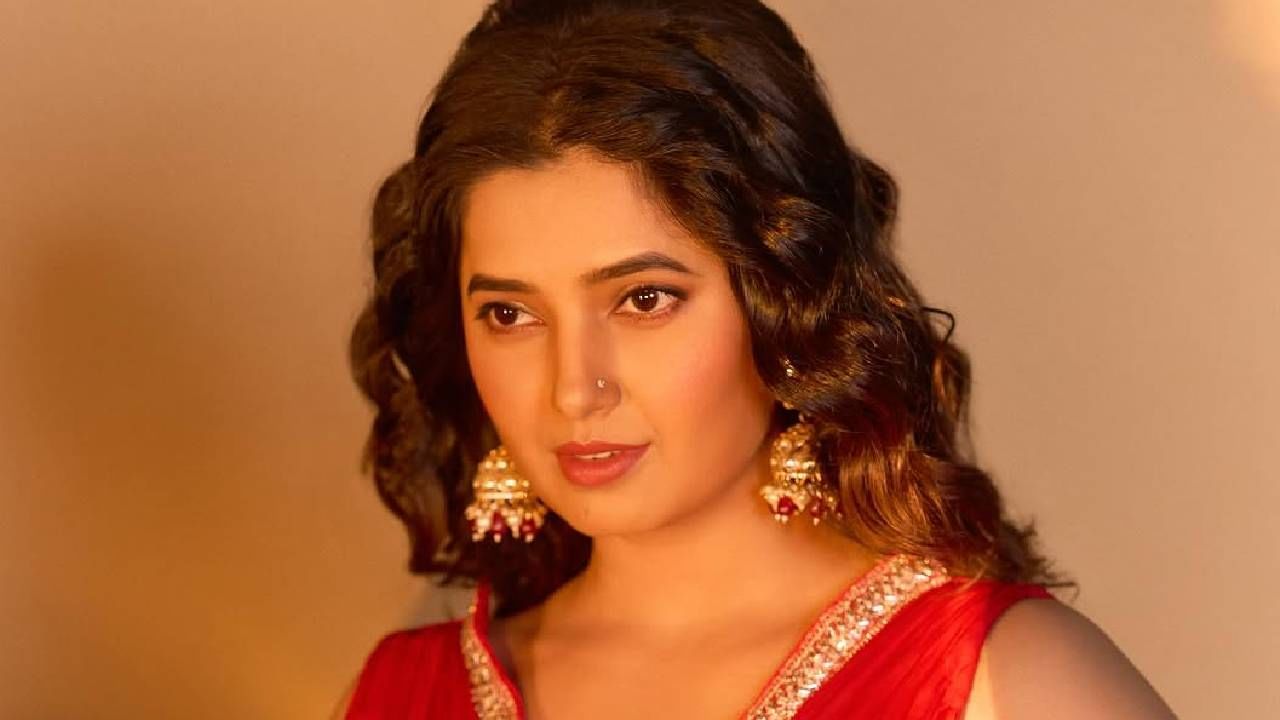 "जर तुमच्या आहारात भरपूर मैदा असेल, तर तुम्ही मैद्यासारखे (लठ्ठपणाचा हावभाव करते) होणार. मी फरसाण खाते. आज दुपारच्या जेवणात मटकीची भाजी होती. त्यामुळे नुसती भाजी आणि पोळी कसं खाणार म्हणून त्याच्यासोबत मी फरसाण घेतलं होतं. कधीकधी दोडक्याची भाजी असते, तर त्यावरही मी फरसाण टाकून खाते", असं प्राजक्ताने सांगितलं. 
