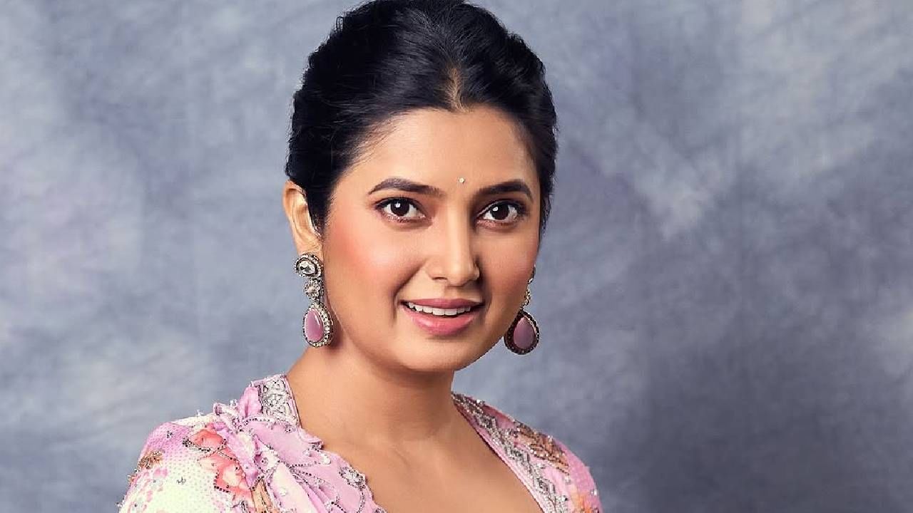 आपल्या खाण्यापिण्याच्या सवयींबद्दल प्राजक्ता म्हणाली, "उत्तम आहार आणि उत्तम दिनचर्या या दोन गोष्टींचं मी काटेकोर पालन करते. तुम्ही जे खाता, जसं खाता, तसं तुम्ही बनता, असं मला वाटतं. त्यामुळे काय खायचं, याची निवड विचारपूर्वक करणं गरजेचं आहे."
