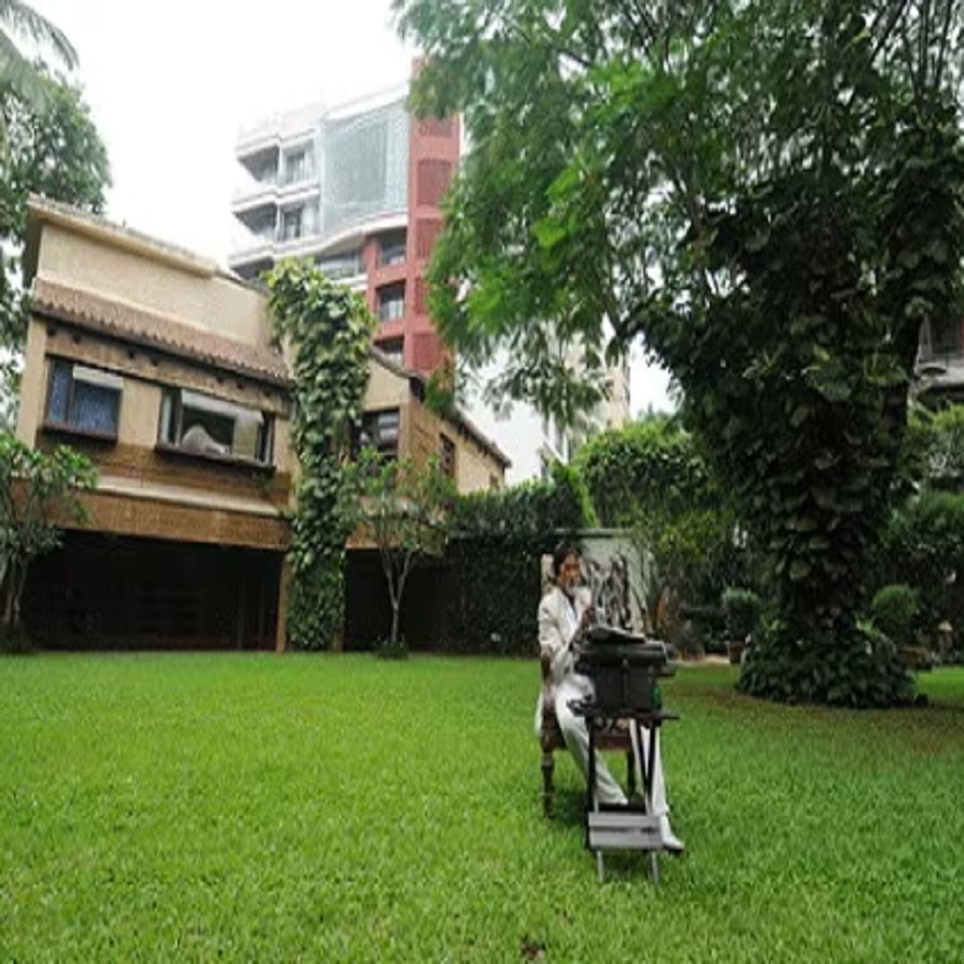 प्रतीक्षा: दिल्लीनंतर, मुंबईत अमिताभ बच्चन यांनी खरेदी केलेला पहिला बंगला 'प्रतिक्षा'. 'जंजीर' चित्रपटाच्या यशानंतर त्यांनी हा बंगला 8 लाखांना खरेदी केला. बच्चन कुटुंबाच्या संस्मरणीय होळीच्या पार्ट्या याच घरात झाल्या आहेत. अभिषेक बच्चन आणि ऐश्वर्या राय बच्चन यांचे लग्नही याच बंगल्यात झाले.