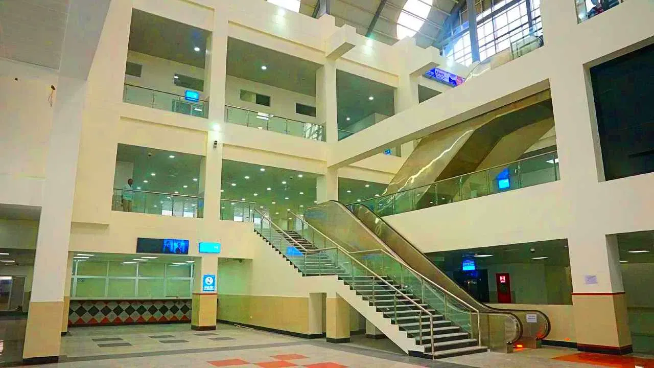 Photos: 'हे' आहे देशातील पहिलं खाजगी रेल्वे स्टेशन, मिळतात विमानतळासारख्या सुविधा