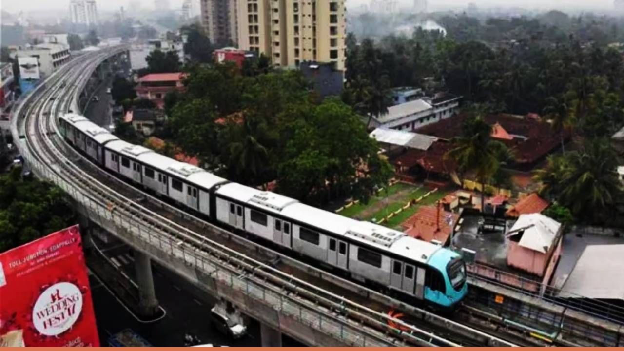 मेट्रो मार्गिका 3 म्ध्ये एकूण 23 स्टेशन आहे. मेट्रो लाईन 3 हे भारतातील मेट्रो रेल्वेचे पहिले सार्वजनिक -खासगी भागीदारी मॉडेलवर आधारीत आहे. टाटा आणि सिमेन्स कंपनीच्या संयुक्त उपक्रमाद्वारे पुणे आयटी सिटी मेट्रो रेल्वे लिमिटेडचे काम सुरू आहे.