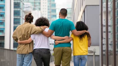 मौजमजेची हौस, 4 तरुणांनी केलं असं काही की... सीसीटीव्हीमुळे धक्कादायक प्रकार उघड