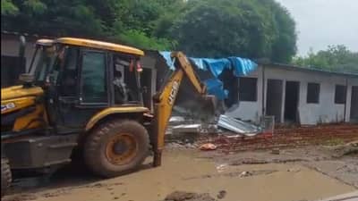 अजित पवार यांच्या आदेशानंतर पुण्यातील हिंजवडीत अतिक्रमणांवर बुलडोझर, अनधिकृत बांधकामांबाबत...