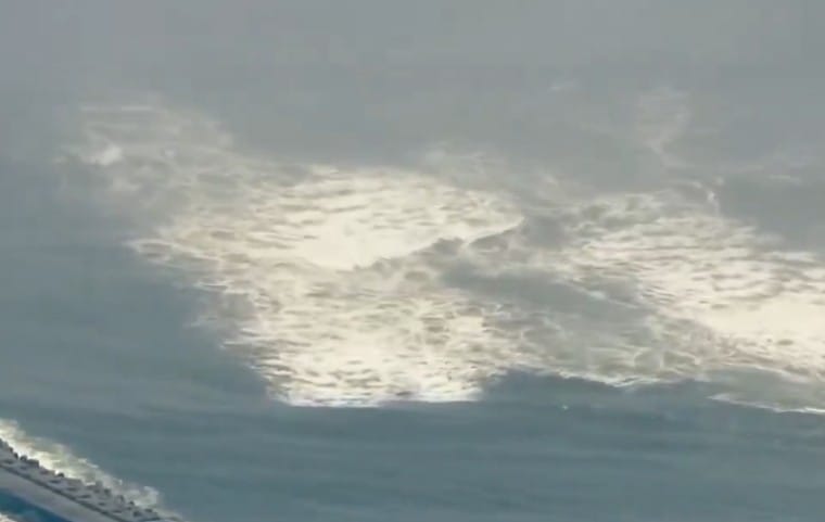 रशियात सध्या कामचात्का या भागात मोठा भूकंप झाला आहे. त्यानंतर अमेरिका आणि जपानमध्येही मोठा विध्वंस होण्याची शक्यता व्यक्त केली जात आहे. रशियात आलेल्या या भूकंपामुळ त्सुनामीच्या मोठ्या लाटा उसळल्या आहेत.  