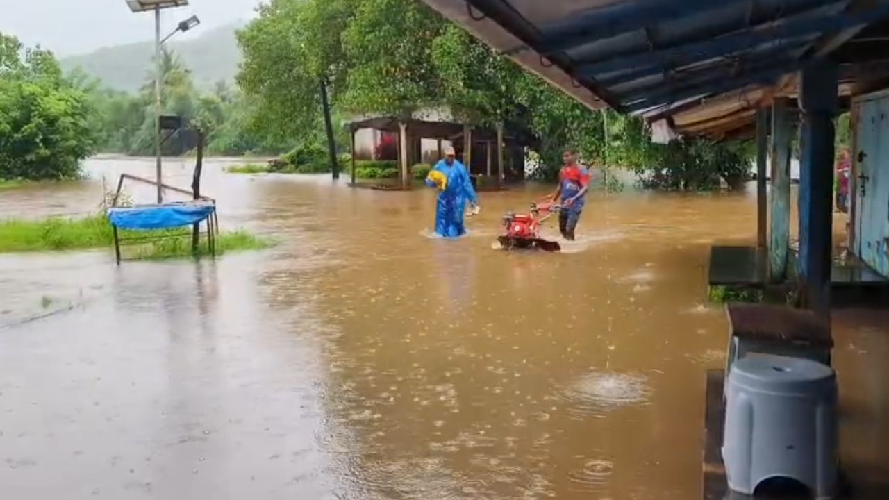 रायगडमधील म्हसळा तालुक्यातील पुलावर पाणी आले आहे. यामुळे पाच गावांचा संपर्क तुटला आहे. पुलावरील पाणी कमी होण्याची वाट पाहत वाहनधारक थांबले आहेत. त्यामुळे म्हसळा येथील पुलावर दोन्ही बाजूने वाहतूक कोंडी झाली आहे.   