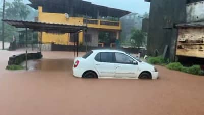 कोकणात मुसळधार, गावांचा संपर्क तुटला, रेड अलर्टनंतर रायगडमध्ये शाळांना सुट्टी, मुंबई-पुण्यात पाऊस