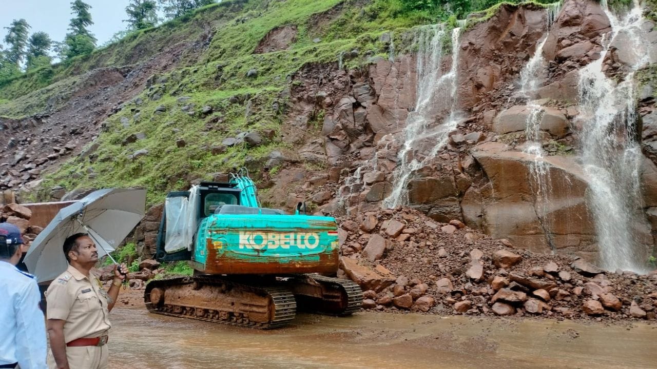 मुंबई-गोवा महामार्गावर असलेल्या कशेडी घाटात दरड कोसळली आहे. त्यामुळे वाहतूक कोंडी निर्माण झाली आहे. रस्त्यावरील दरड हटवण्याचे काम युद्ध पातळीवर सुरू करण्यात आले आहे. परंतु पावसाचा व्यत्यय येत आहे. 