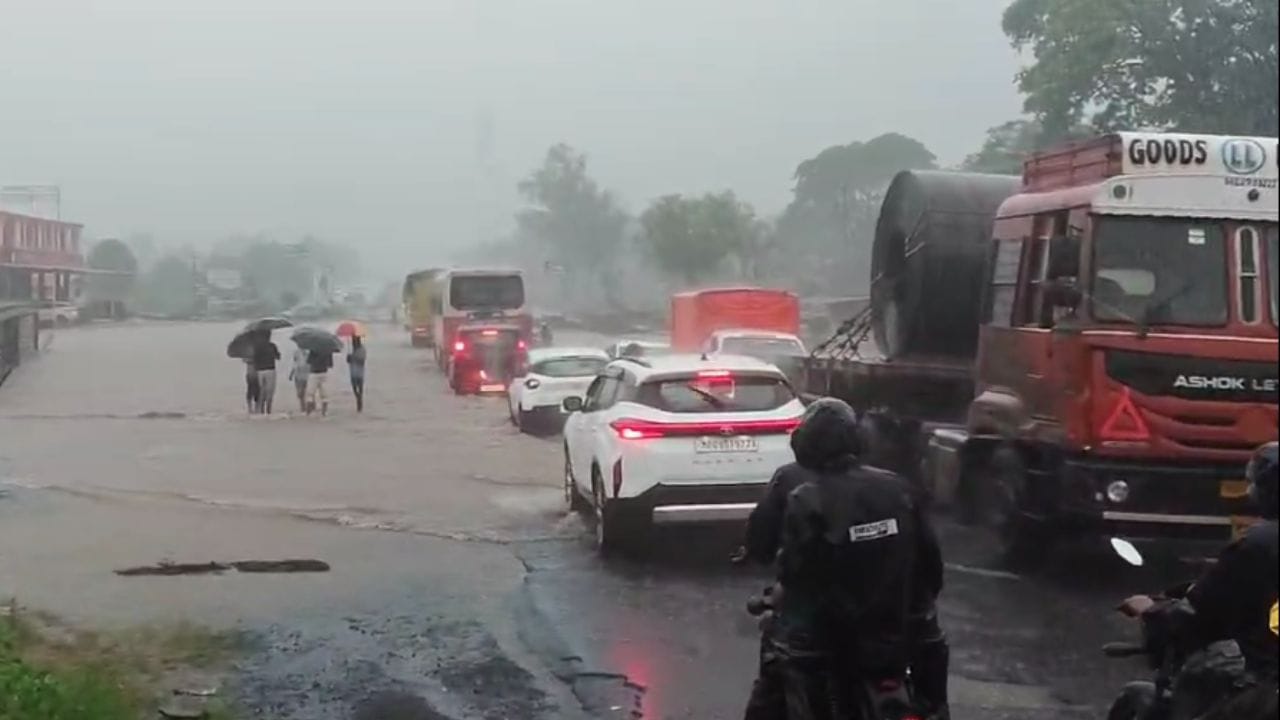 मुंबई-गोवा महामार्गावर मोठ्या प्रमाणावर खड्डे निर्माण झाले आहे. कोकणात सुरु असलेल्या मुसळधार पावसामुळे या खड्ड्यांमध्ये पाणी साचले आहे. त्यामुळे वाहतूक कोंडी झाली आहे. महामार्गावर वाहनांच्या मोठ्या लांबच लांब रांगा लागल्या आहेत.