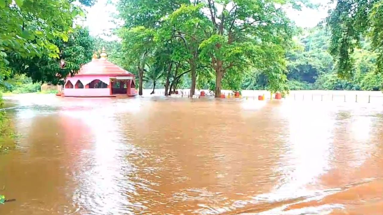रत्नागिरी जिल्ह्यात सध्या पावसाची संततधार सुरू आहे. लांजा तालुक्याला देखील मुसळधार पावसाने झोडपून काढले आहे. काजळी नदीच्या पाणीपातळीत वाढ झाल्याने लांजा तालुक्यातील अंजणारी येथील प्रसिद्ध दत्त मंदिर पाण्याखाली गेले आहे. दत्त मंदिराला पुराच्या पाण्याचा वेढा पडला आहे.