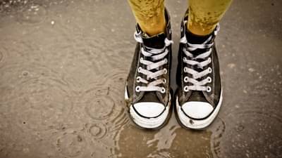 पावसाळ्यात फॅशनसोबतच कंफर्टही महत्त्वाचा, पावसाळी शूज व सँडल खरेदी करताना लक्षात ठेवा या गोष्टी