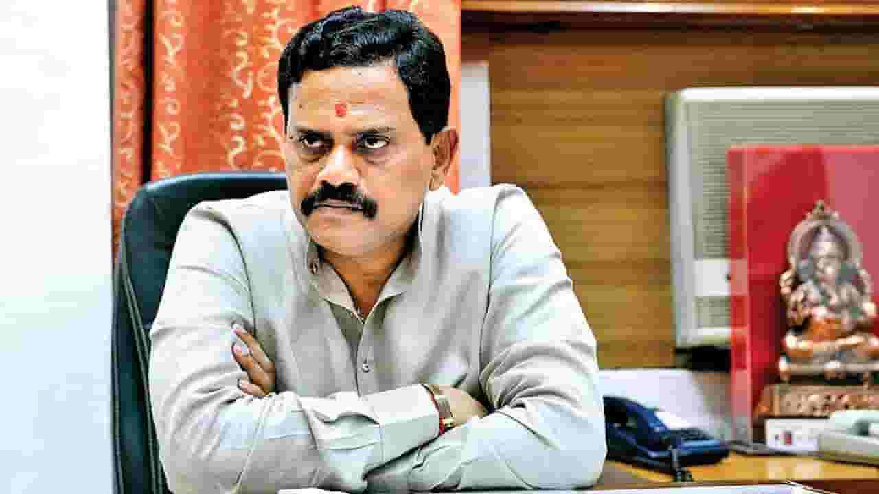 MNS Mira Bhayandar Morcha : त्यांना चपलेने मारलं पाहिजे..; राजन विचारेंची सरनाईकांवर आगपाखड