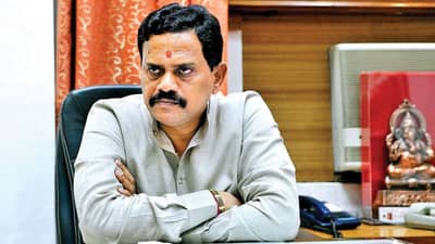 MNS Mira Bhayandar Morcha : त्यांना चपलेने मारलं पाहिजे..; राजन विचारेंची सरनाईकांवर आगपाखड