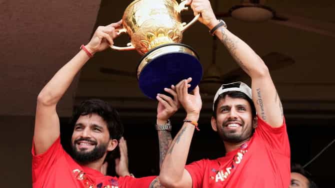 Cricket : आरसीबीला आयपीएल चॅम्पियन करणाऱ्या खेळाडूचा पृथ्वी शॉसारखा निर्णय, नक्की काय?