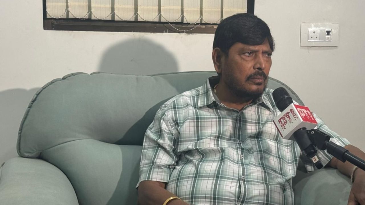 20 वर्षांनी एकत्र आले आता..., ठाकरे बंधूंबाबत आठवलेंचं मोठं भाकीत, नेमकं काय म्हणाले? 20 वर्षांनी एकत्र आले आता..., ठाकरे बंधूंबाबत आठवलेंचं मोठं भाकीत, नेमकं काय म्हणाले?