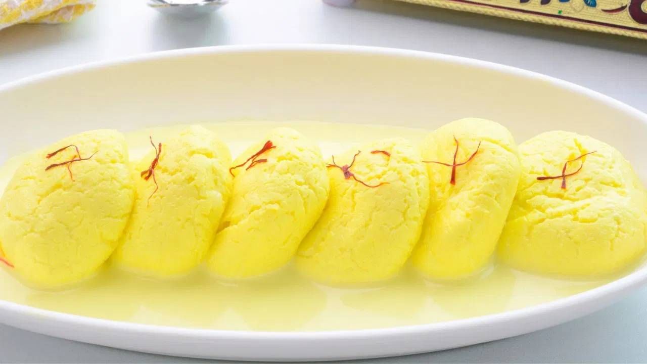 रसमलाई तर खाल्ली असेल, पण तिचा रंजक इतिहास माहिती आहे का? रसमलाई तर खाल्ली असेल, पण तिचा रंजक इतिहास माहिती आहे का?