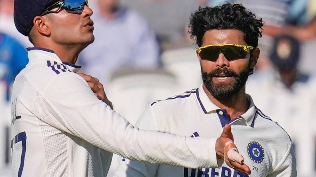 Video : विकेट पडता पडे ना...! रवींद्र जडेजा संतापला आणि थेट अंशुल कंबोजवर काढला राग, झालं असं की.. Video : विकेट पडता पडे ना...! रवींद्र जडेजा संतापला आणि थेट अंशुल कंबोजवर काढला राग, झालं असं की..