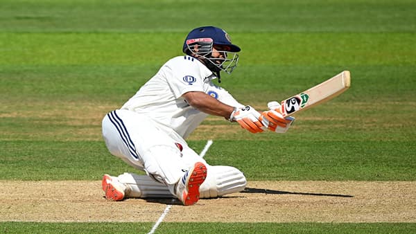 Rishabh Pant : ऋषभ पंतचा मोठा कारनामा, लॉर्ड्समध्ये रेकॉर्डब्रेक खेळी, धोनीला पछाडलं