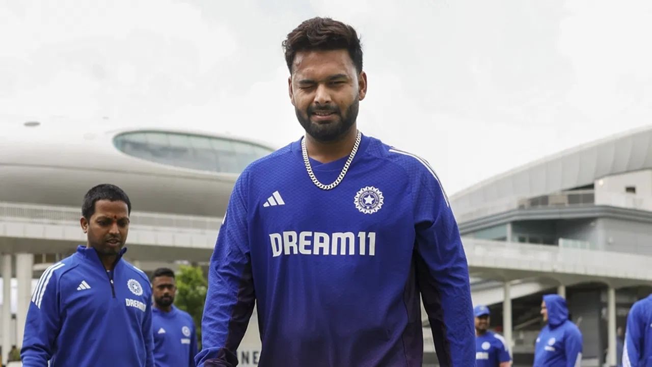 रेव्ह स्पोर्ट्सनुसार, ऋषभने एजबेस्टनमध्ये टेनिस बॉलने सराव केला आहे. ऋषभने सेंट्रल पीचजवळ सराव केला. पंत इथे विकेटकीपिंगची प्रॅक्टीस करत होता. पंतने त्यानंतर 20 मिनिटं ड्यूक बॉलने कॅचिंगची प्रॅक्टीस केली. पंत कॅचिंगची प्रॅक्टीस करत होता तेव्हा तो टीम इंडियाच्या खेळाडूंसोबत नव्हता. भारताचे इतर खेळाडू बॅटिंग आणि बॉलिंगची सराव करत होते. तर इथे पंत त्याच्या खास शैलीत तयारी करत होता. (Photo Credit : PTI)