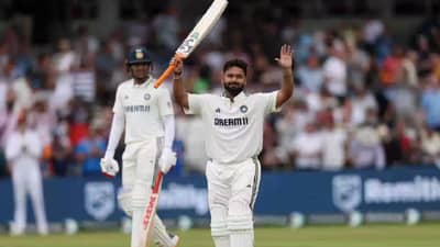 Video : टाळ्या आणि शिट्ट्या, दुखापतीनंतरही देशासाठी जखमी वाघ परतला, पंतचं मैदानात जोरदार स्वागत