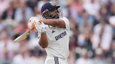 Video : ऋषभ पंतची झुंजार खेळी, मोडलेला पाय आणि इंग्लंडच्या गोलंदाजाला षटकार