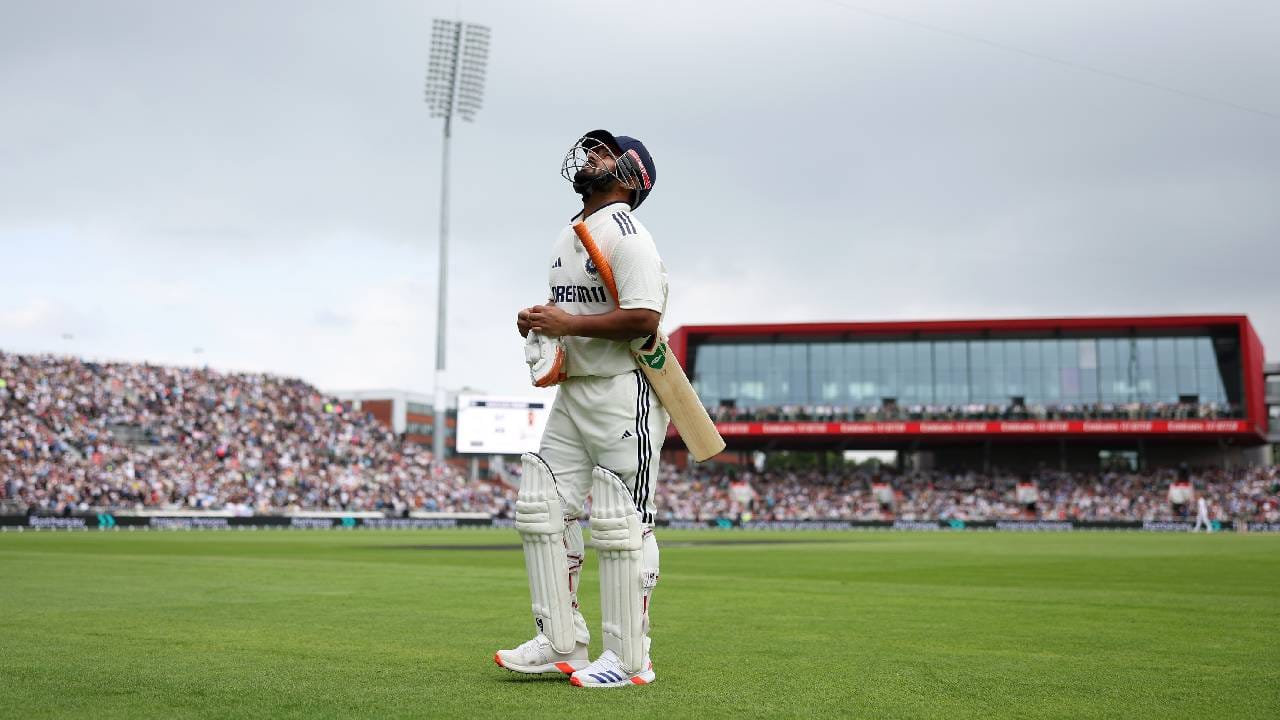 कसोटी क्रिकेटच्या इतिहासात सर्वाधिक षटकार मारण्याचा विश्वविक्रम बेन स्टोक्सच्या नावावर आहे. स्टोक्सने 206 डावात एकूण 136 षटकार मारले आहेत. पंत आता 90 षटकारांसह या यादीत आठव्या स्थानावर आहे. आगामी कसोटी मालिकेत 10 षटकार मारले तर तो कसोटी इतिहासात 100 षटकार मारणारा पहिला भारतीय आणि जगातील चौथा फलंदाज बनेल.(फोटो- बीसीसीआय/बीसीसीआय ट्वीटर)