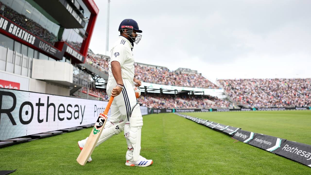 इंग्लंडविरुद्धच्या 4 कसोटी सामन्यांमध्ये ऋषभ पंतने एकूण 17 षटकार मारले आहेत. यासह 82 डावांमध्ये टीम इंडियासाठी एकूण 90 षटकार मारले आहेत. जर ऋषभ पंतने पुढील कसोटी मालिकेत फक्त एक षटकार मारला तर तो भारतासाठी कसोटीत सर्वाधिक षटकार मारणारा फलंदाज बनेल. या अद्भुत विक्रमाची बरोबरी करण्यासाठी ऋषभ पंतला 2 ऑक्टोबरपर्यंत वाट पहावी लागेल. (फोटो- बीसीसीआय/बीसीसीआय ट्वीटर)