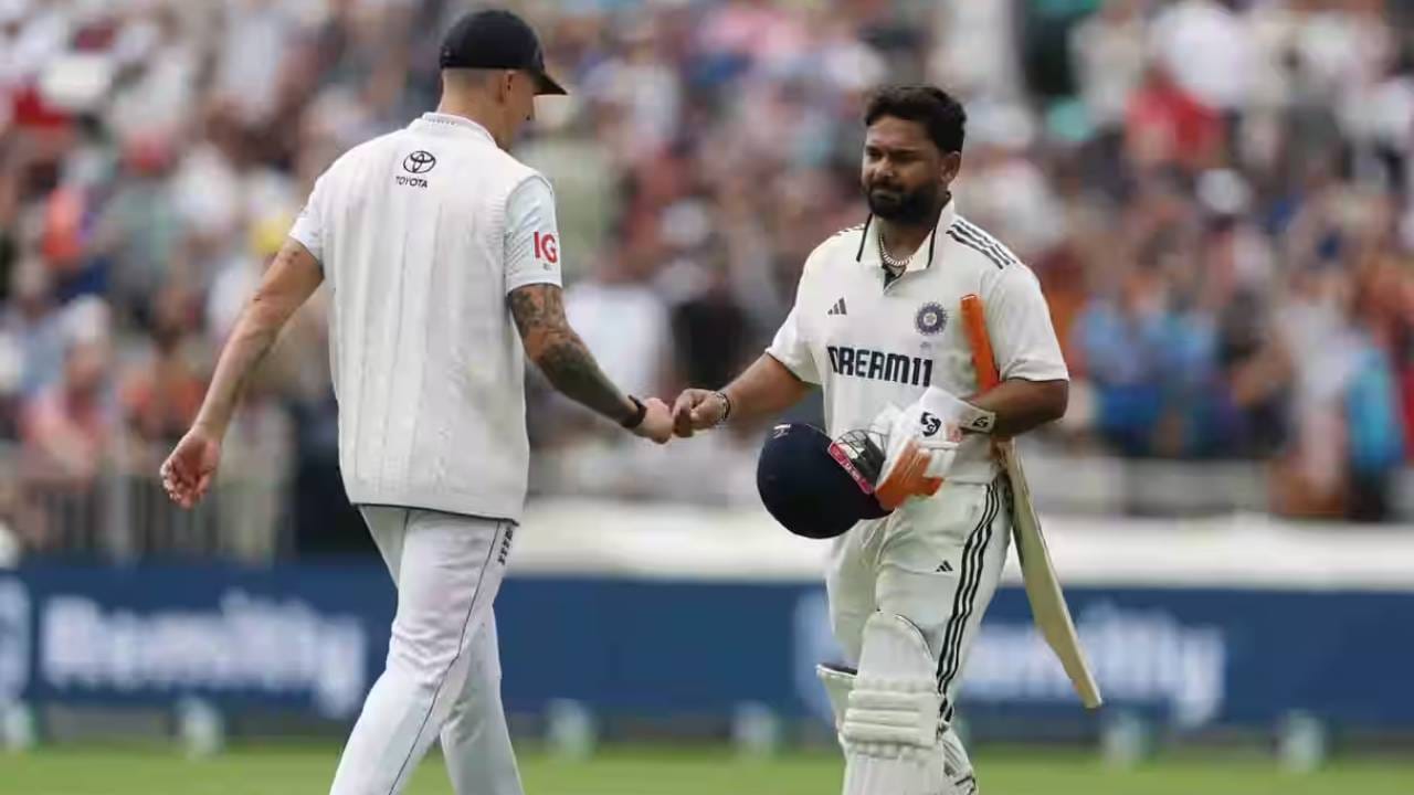 ऋषभ पंतला आता पुन्हा कसोटी सामना खेळण्यासाठी ऑक्टोबरपर्यंत वाट पाहावी लागेल. भारत आणि वेस्ट इंडिज यांच्यात दोन सामन्यांची कसोटी मालिका असणार आहे. ही मालिका 2 ऑक्टोबरपासून सुरु होणार आहे. पंत या मालिकेत खेळून वीरेंद्र सेहवागचा षटकाराचा मोठा विक्रम मोडू शकतो. (फोटो- बीसीसीआय/बीसीसीआय ट्वीटर)