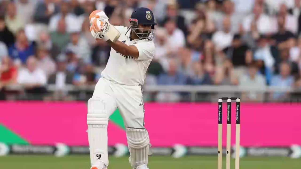 भारत इंग्लंड कसोटी मालिकेतील पाचव्या कसोटी सामन्यात ऋषभ पंत खेळणार नाही. चौथ्या कसोटी सामन्यात ऋषभ पंतला पायाला बोटाला फ्रॅक्चर झालं आहे. त्यामुळे डॉक्टरांनी त्याला सहा आठवडे विश्रांतीचा सल्ला दिला आहे. (फोटो- बीसीसीआय/बीसीसीआय ट्वीटर)
