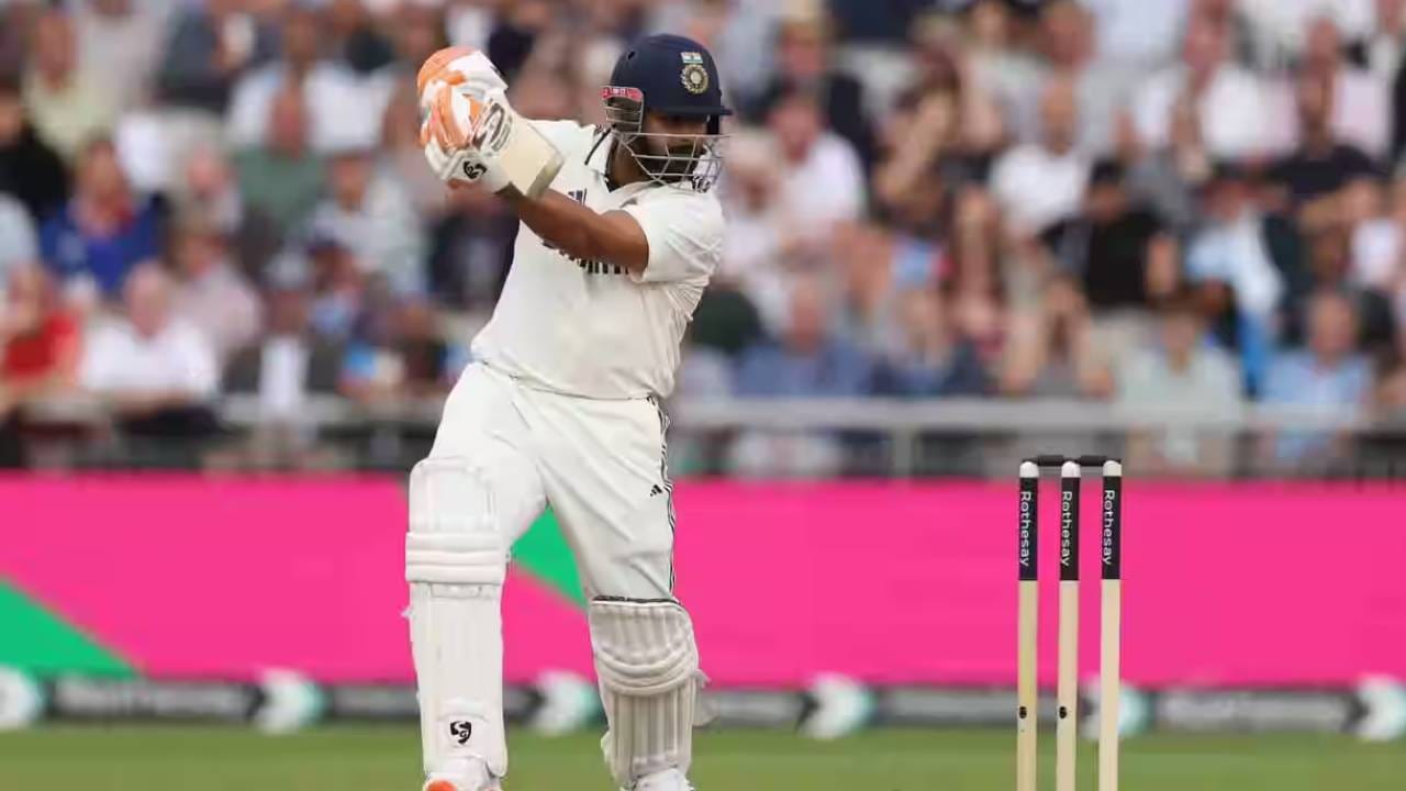 भारत इंग्लंड कसोटी मालिकेतील पाचव्या कसोटी सामन्यात ऋषभ पंत खेळणार नाही. चौथ्या कसोटी सामन्यात ऋषभ पंतला पायाला बोटाला फ्रॅक्चर झालं आहे. त्यामुळे डॉक्टरांनी त्याला सहा आठवडे विश्रांतीचा सल्ला दिला आहे. (फोटो- बीसीसीआय/बीसीसीआय ट्वीटर)