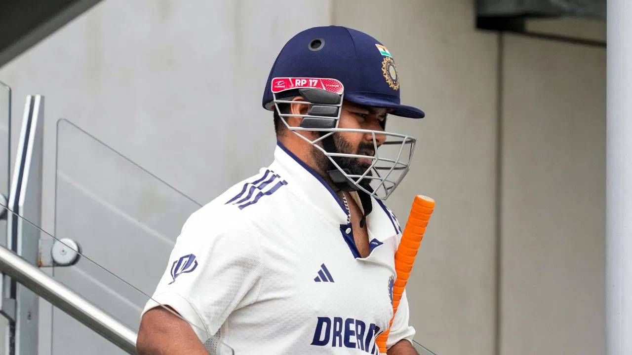 इंग्लंडविरुद्धच्या चौथ्या कसोटी सामन्यात विकेटकीपर फलंदाज ऋषभ पंत याने दुखापतग्रस्त असतानाही मोठी कामगिरी केली. मैदानात परतला आणि फलंदाजी करताना एक नाव विक्रम नोंदवला. (Photo: PTI)