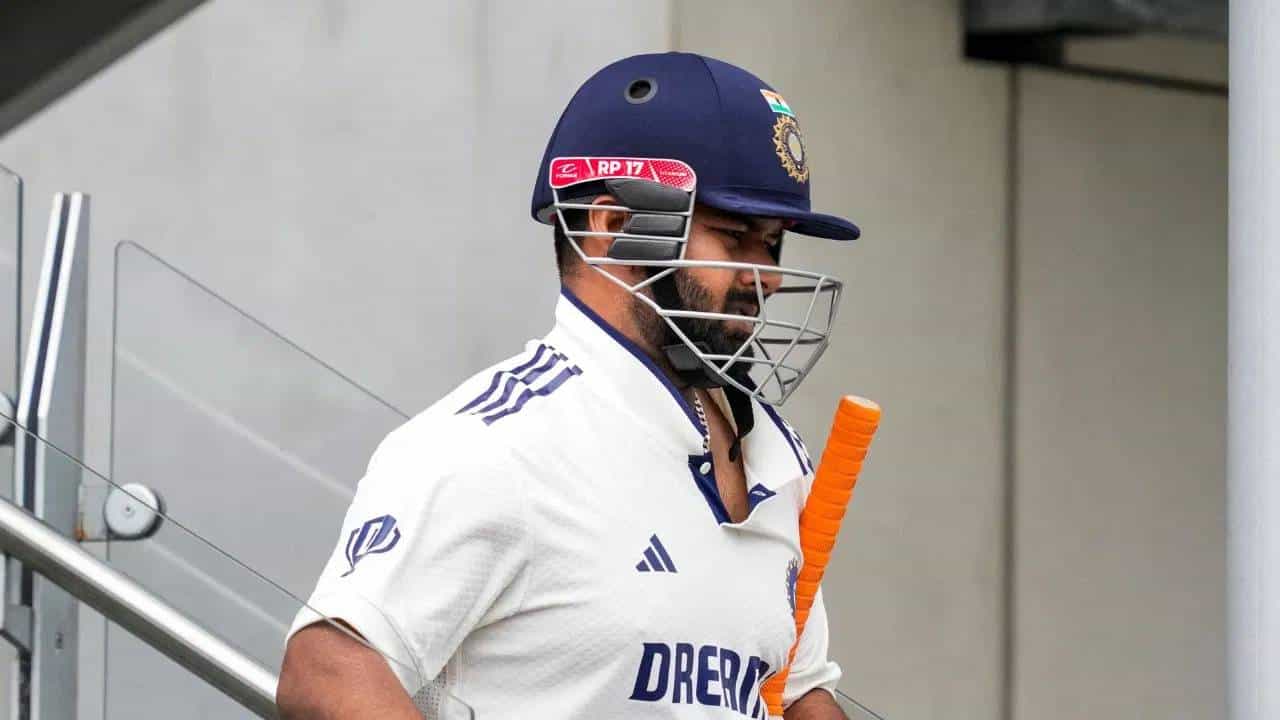 इंग्लंडविरुद्धच्या चौथ्या कसोटी सामन्यात विकेटकीपर फलंदाज ऋषभ पंत याने दुखापतग्रस्त असतानाही मोठी कामगिरी केली. मैदानात परतला आणि फलंदाजी करताना एक नाव विक्रम नोंदवला. (Photo: PTI)